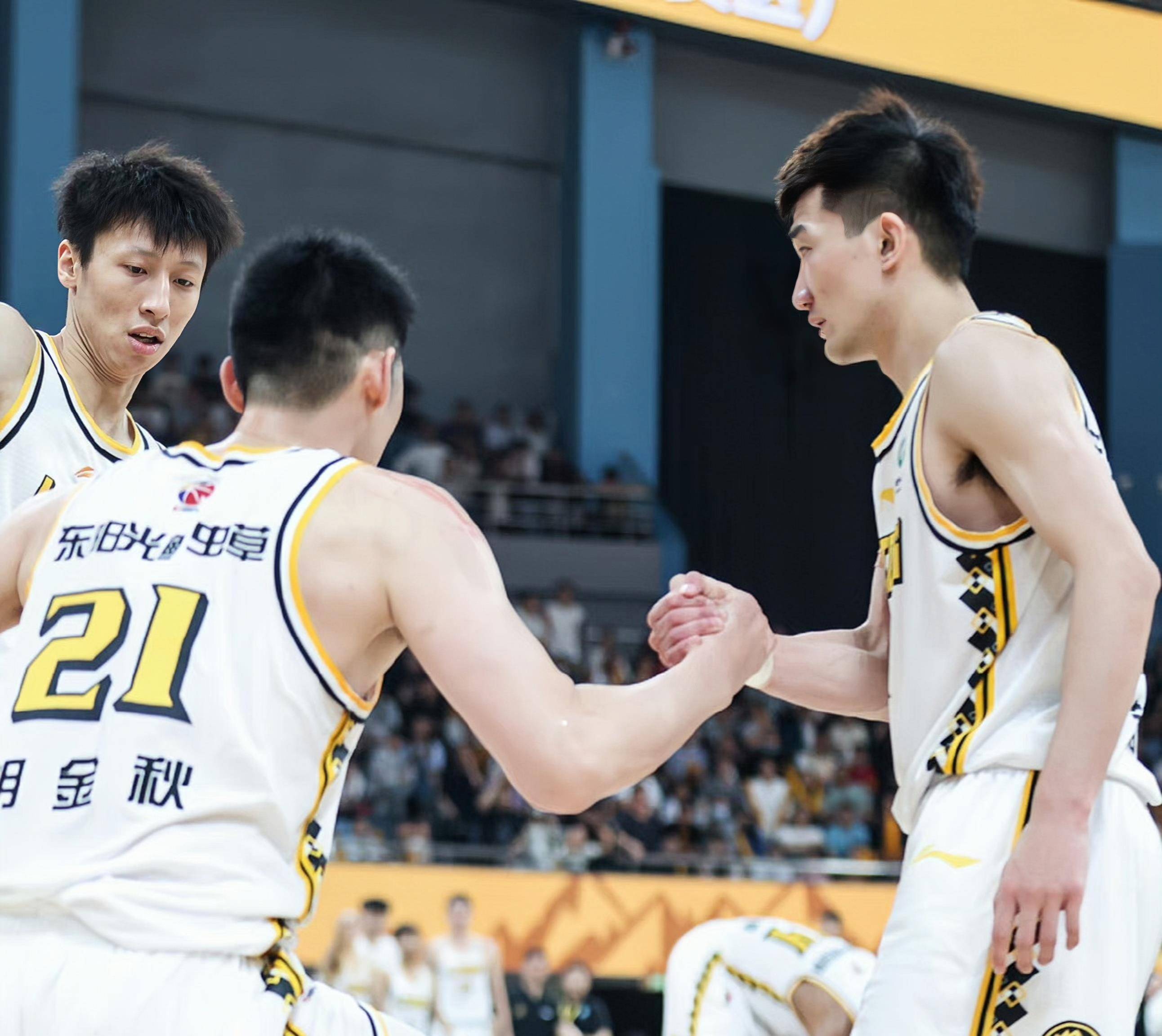 leyu-窗口期体能课后；斯图加特篮板制胜备战欧篮联；赛场秩序良好；训练强度明显提升(斯图加特对阵亚特兰大赛前分析)